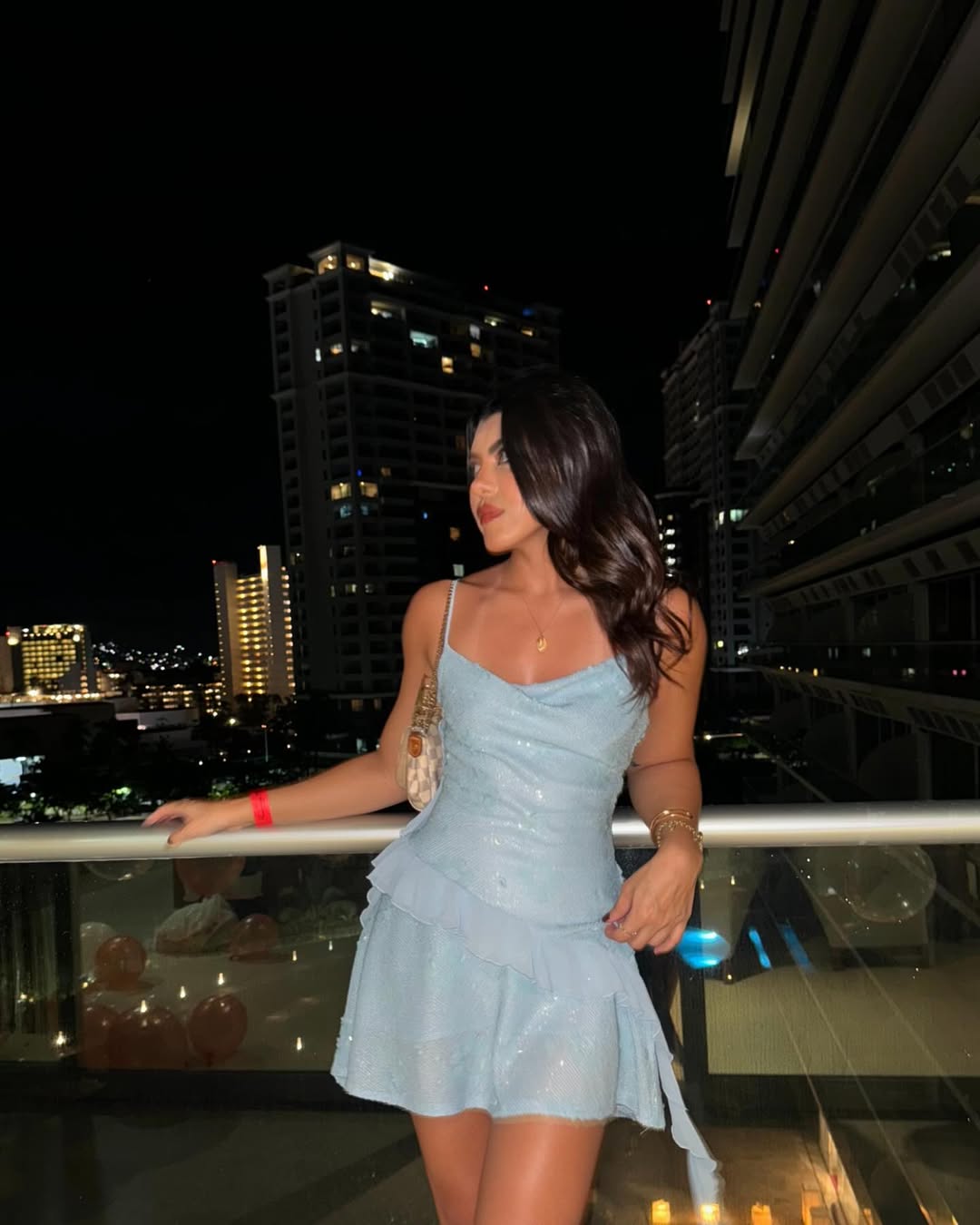 SERENE | Rüschen-Mini-Kleid ohne Ärmel mit Pailletten
