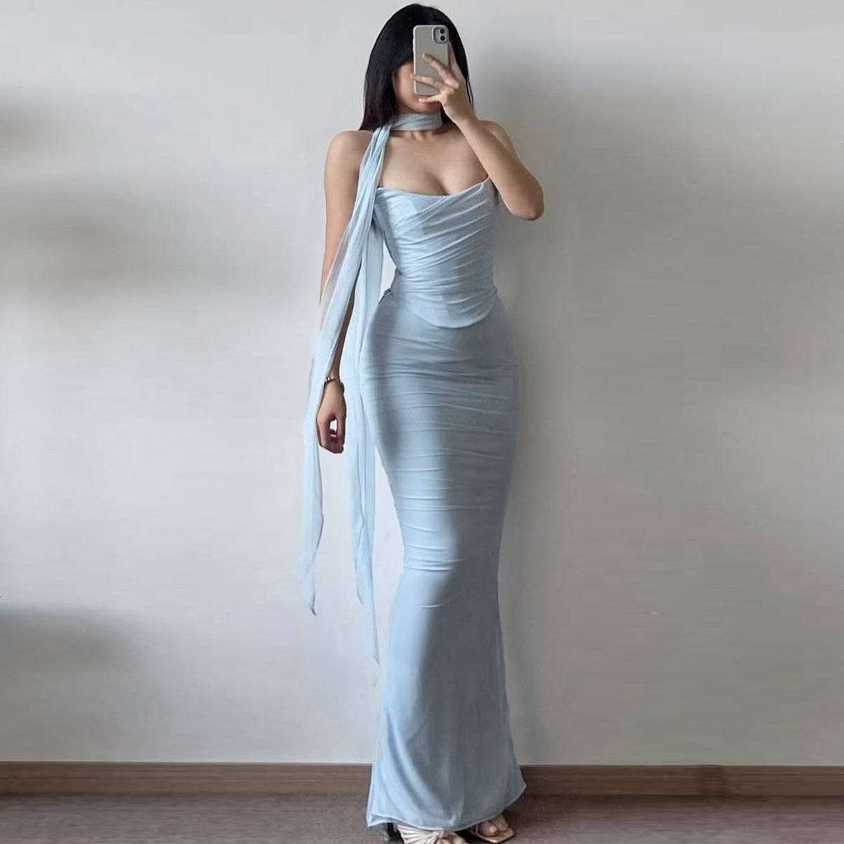 ANIYAH | Trägerloses, figurbetontes Maxikleid