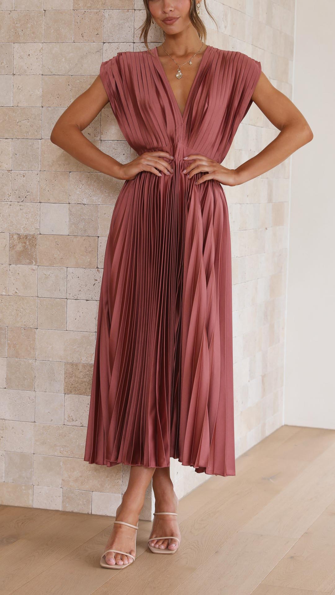EMMA | Maxikleid mit tiefem V-Ausschnitt