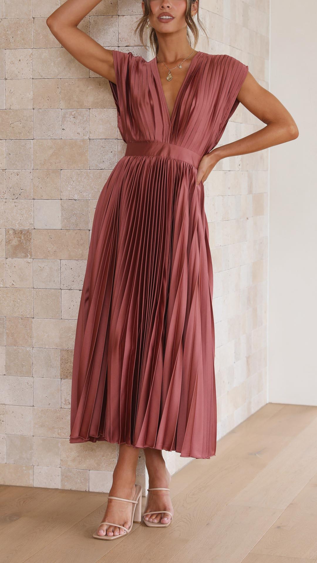 EMMA | Maxikleid mit tiefem V-Ausschnitt