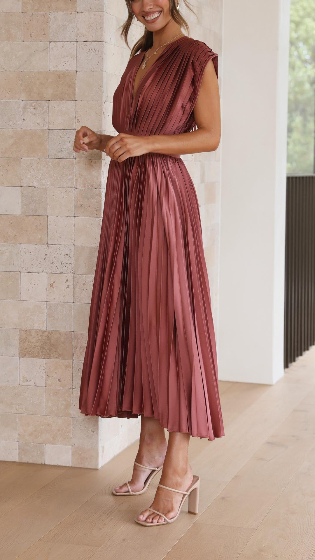 EMMA | Maxikleid mit tiefem V-Ausschnitt