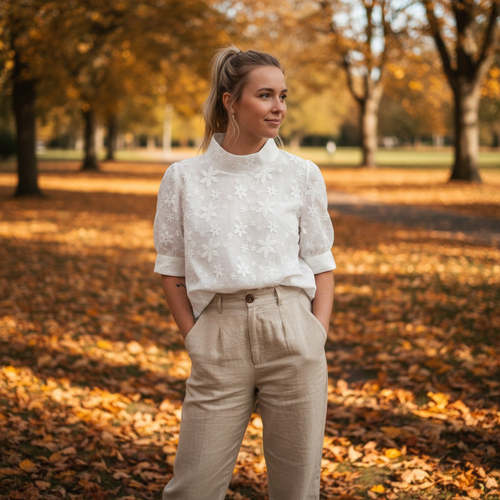 EVELINA | BESTICKTE BLUSE MIT STEHKRAGEN