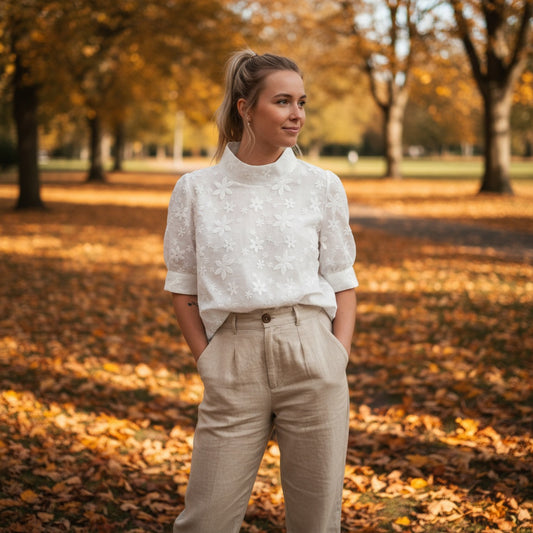 EVELINA | BESTICKTE BLUSE MIT STEHKRAGEN